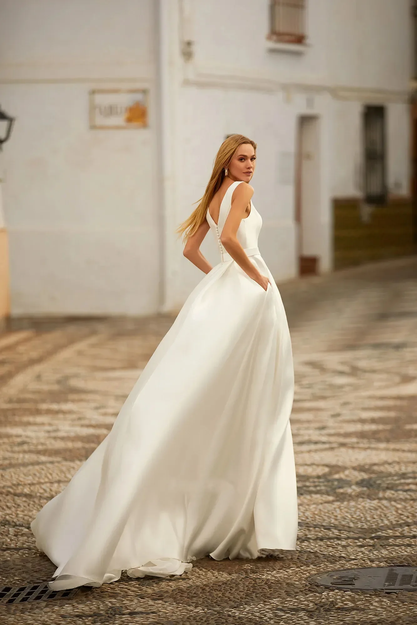 Flavinke Maßgeschneiderte Vestido de Novia Brautkleider mit V-Ausschnitt, ärmellos, Falten, Satin, Sweep-Zug, langes Brautkleid