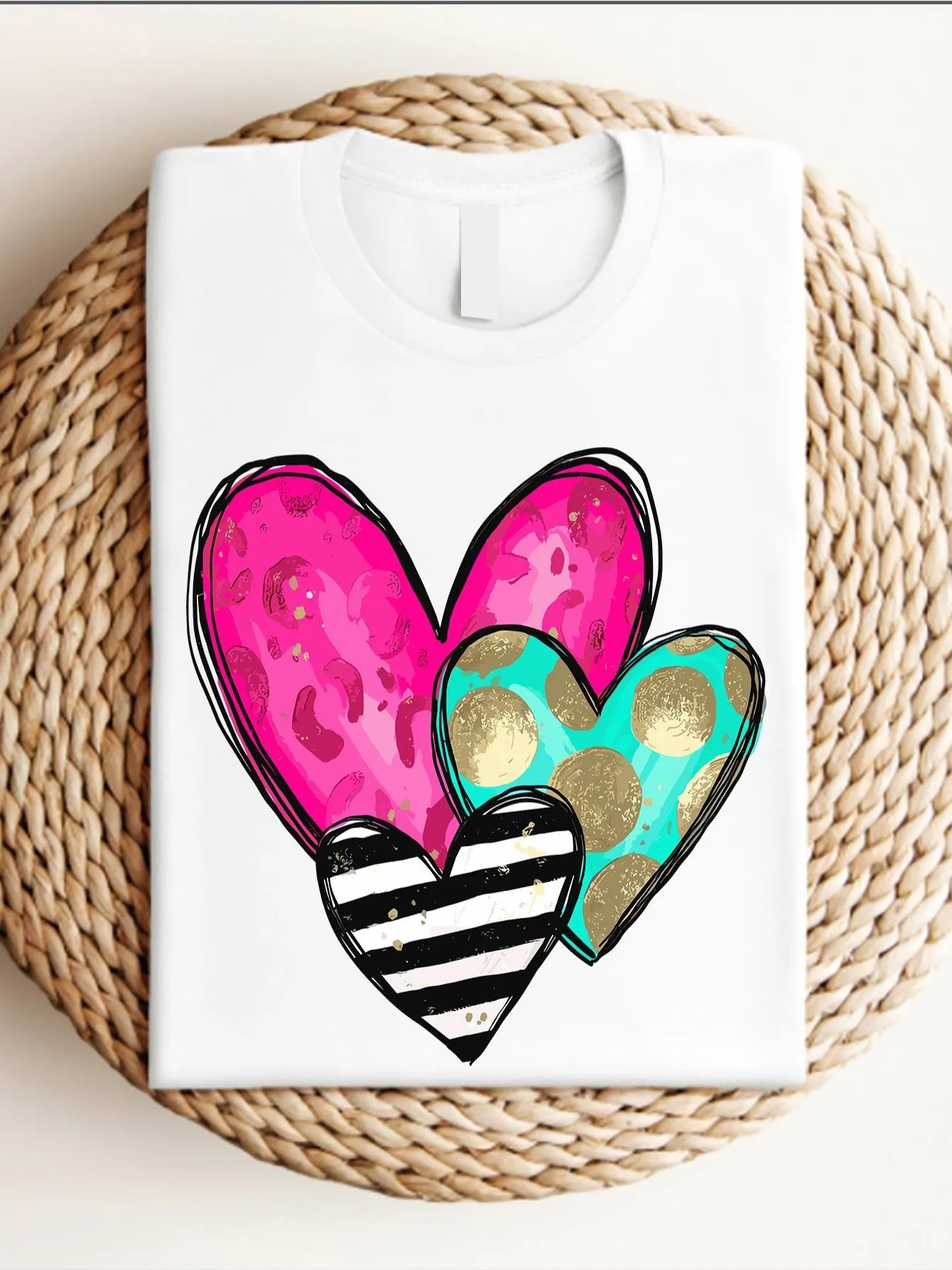 Camiseta feminina com gola redonda e estampa de coração para o dia dos namorados – blusa casual de primavera e verão