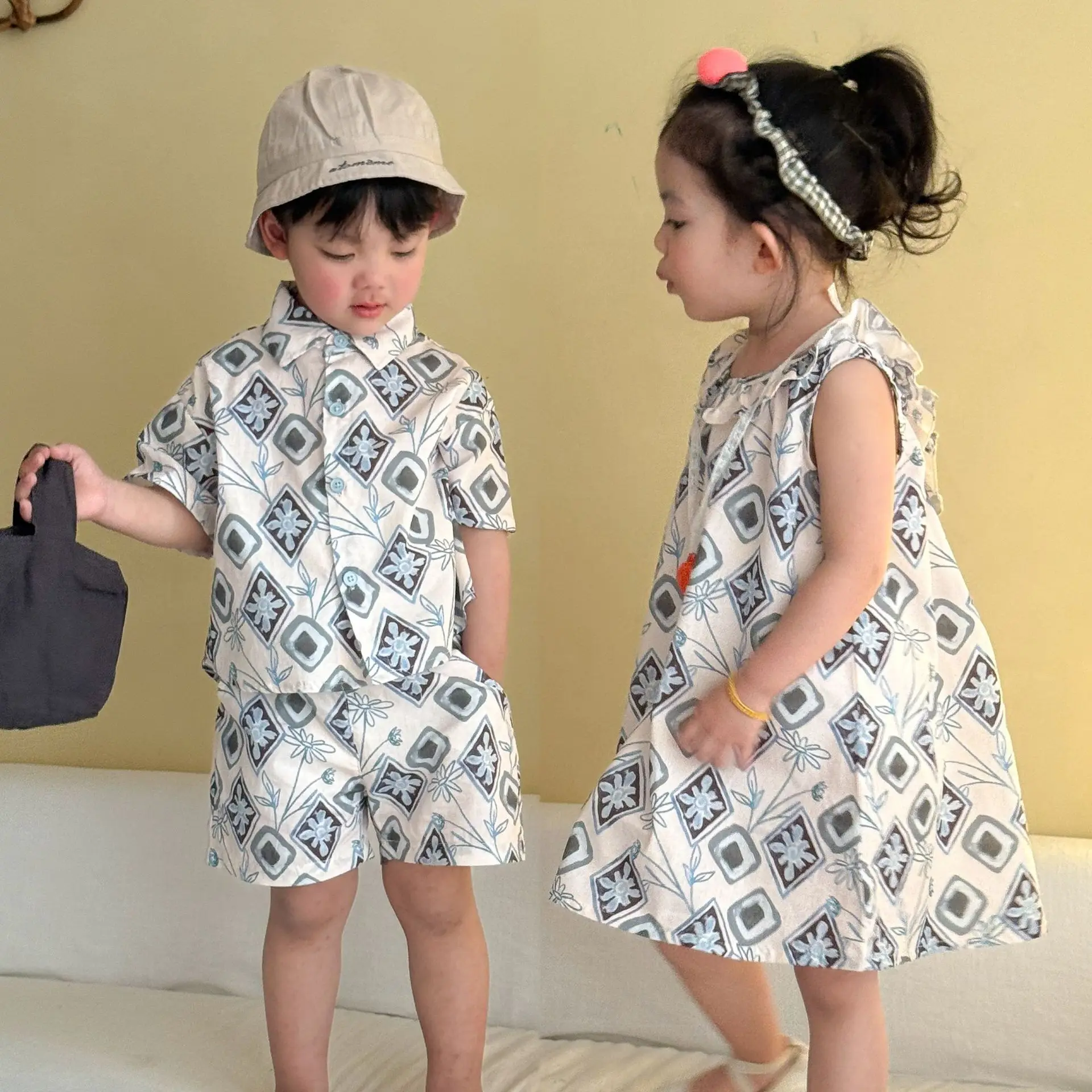 

Новый летний комплект одежды для мальчиков и девочек 2026 года: футболка с коротким рукавом и шорты, пляжный костюм для отпуска, парные наряды для брата и сестры, свободная детская одежда, комплект из 2 предметов