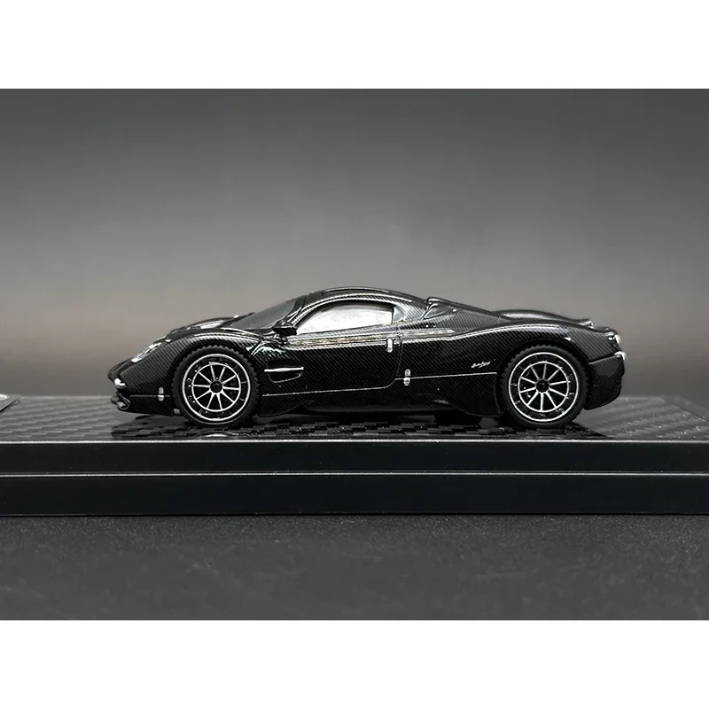 Utopia Full Carbon Black Diecast Car Model, brinquedos de coleção LCD, 1:64 Diecast, em estoque