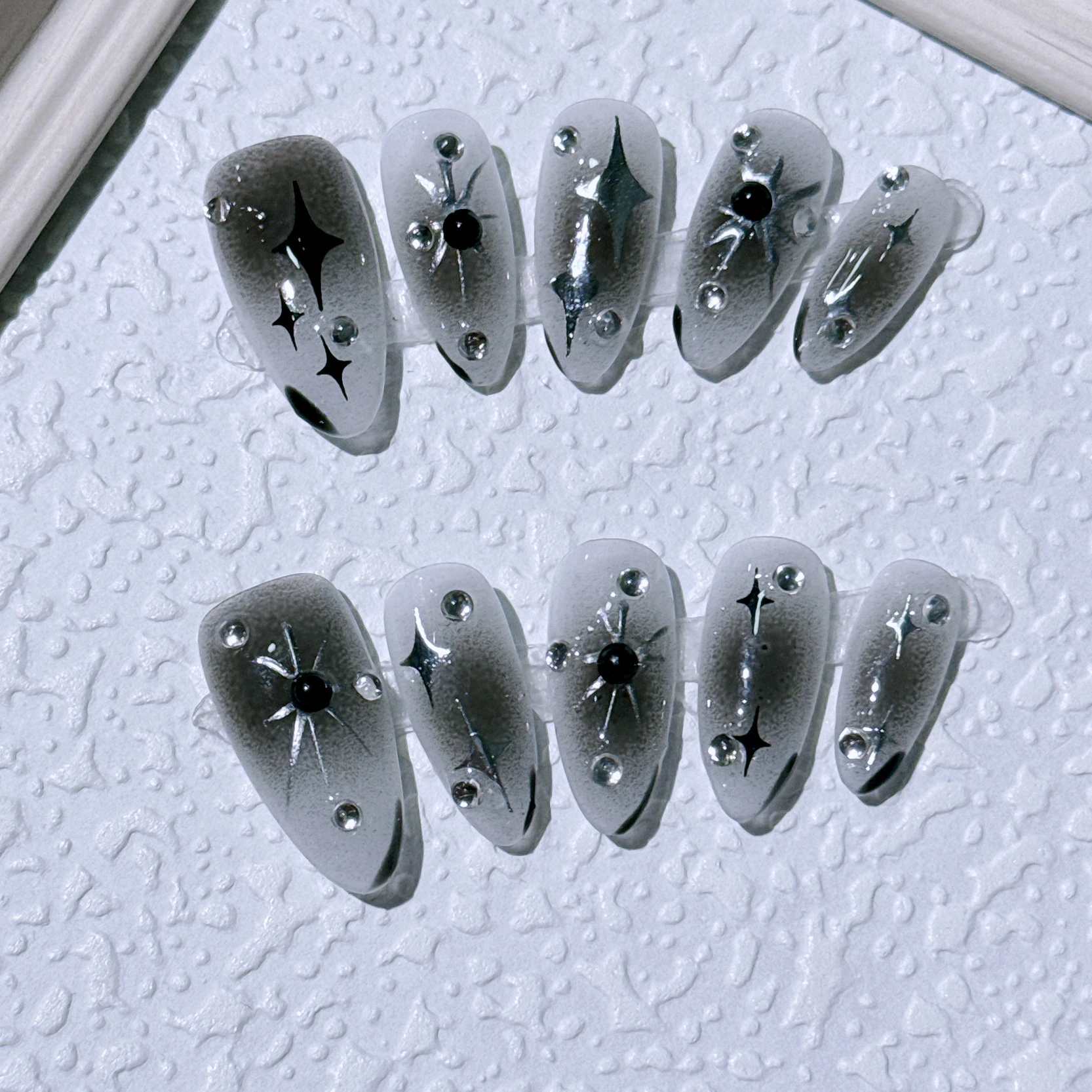 10 Stück handgemachte Nägel zum Aufdrücken, vollständige Abdeckung, Sterne, prägnantes Design, französische kurze Mandel-Kunstnägel, tragbare Maniküre-Nagelspitzen, Kunst – Detail 3