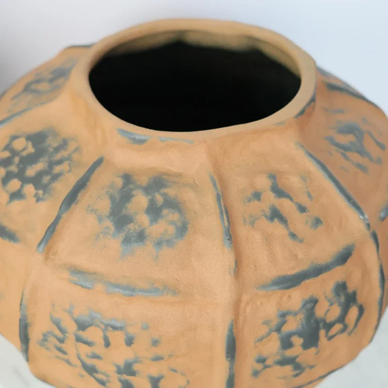 

Creative flower arrangement at the entrance of the homestay Dried flower arrangement pendulum