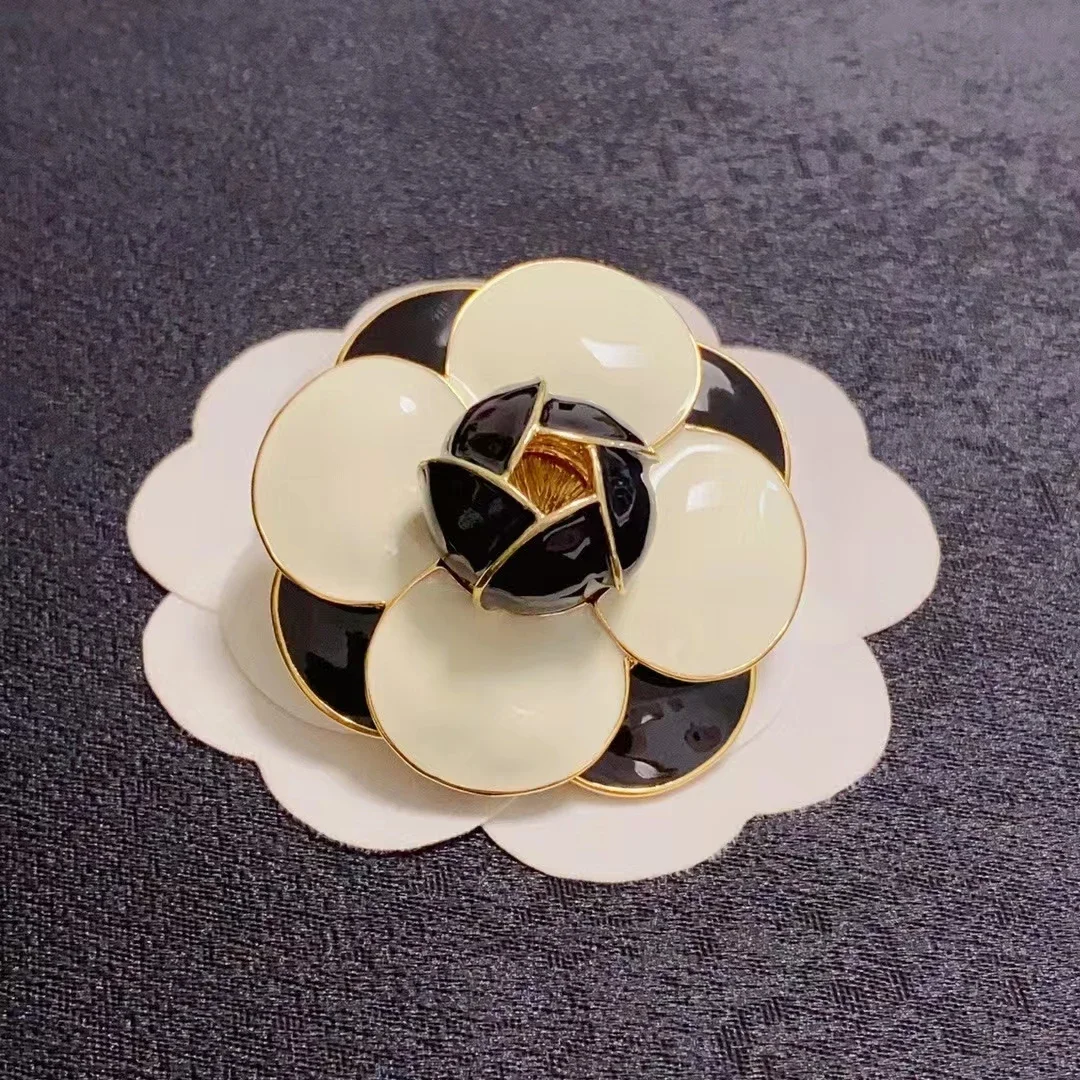 

Flowers fashion temperament delicate light luxury everything autumn and winter personality brooch