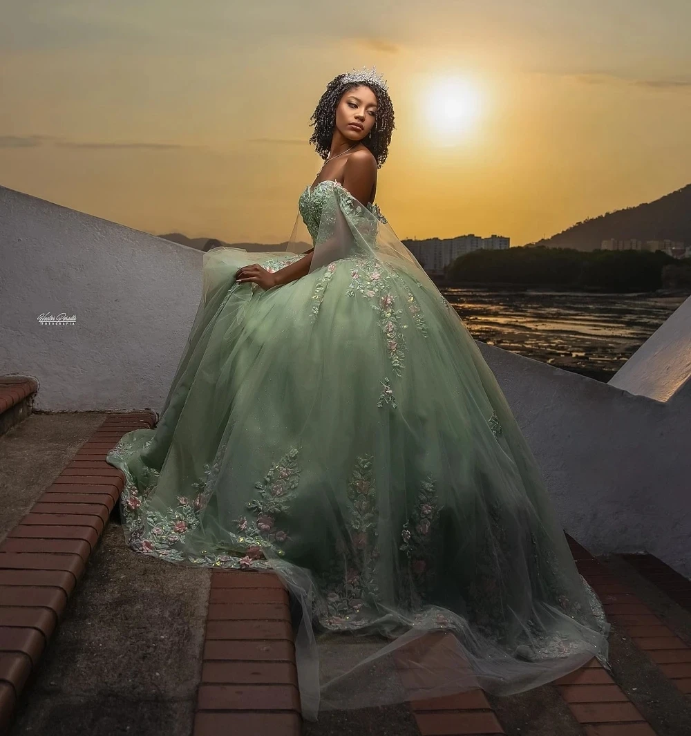 2025 Abiti Quinceanera verde salvia con applicazioni floreali rosa con spalle scoperte Abito da ballo Vestido De 15 Anos Corsetto Principessa dolce