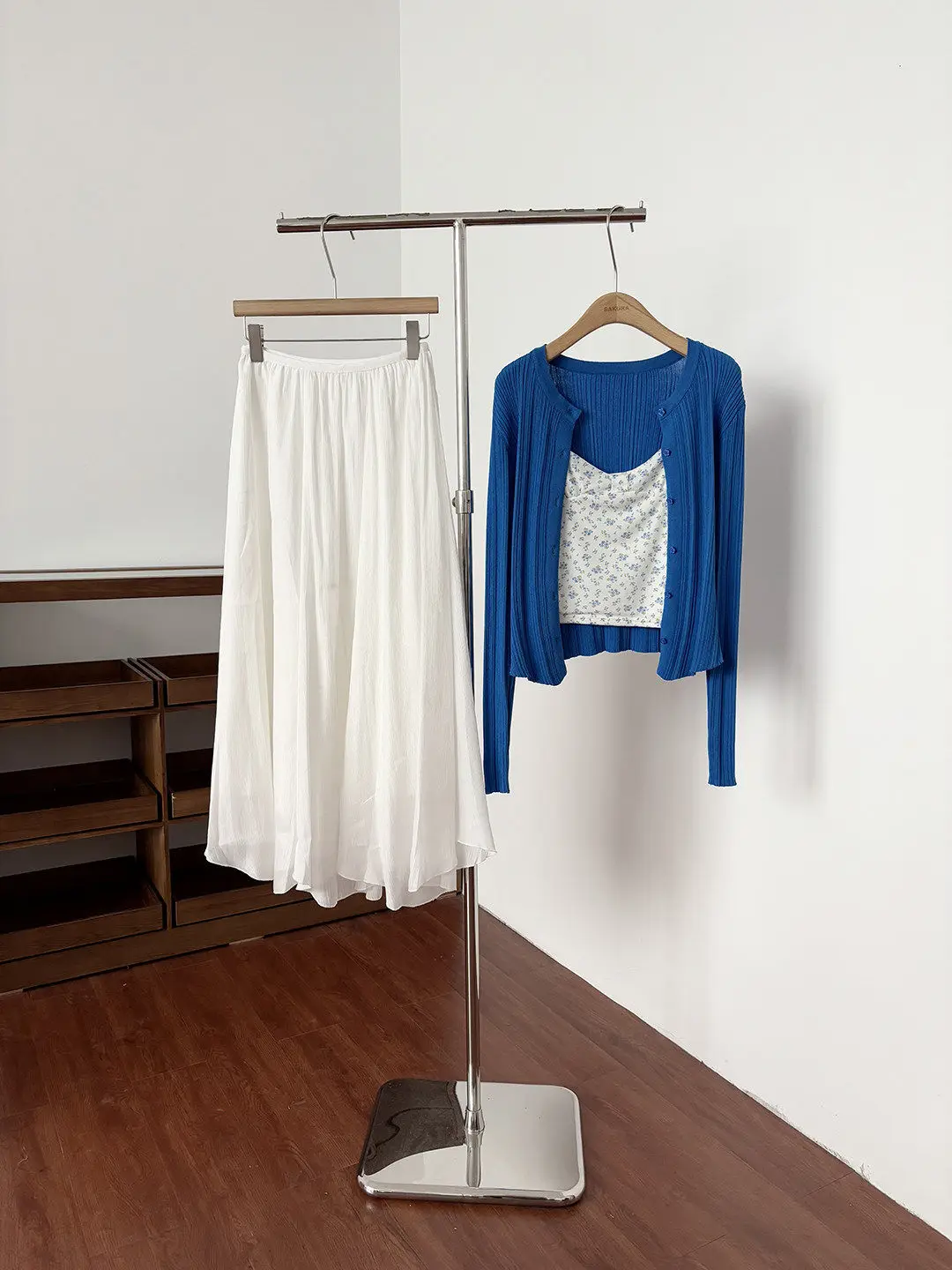 03 white m