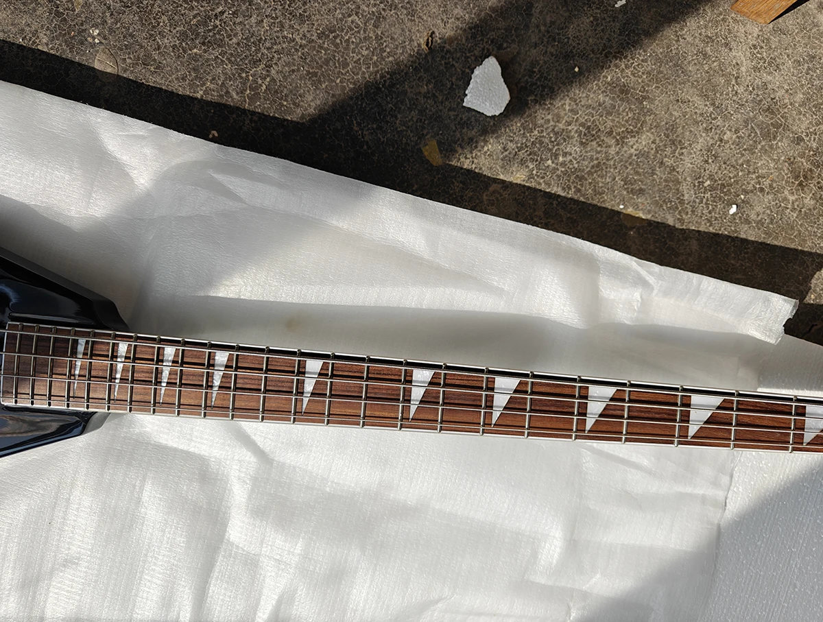 مصنع عالي الجودة رائجة البيع على شكل حرف V 4 أوتار جيتار كهربائي أسود لوح فريتس من خشب الورد أجهزة سوداء نشطة قابلة للتخصيص #6