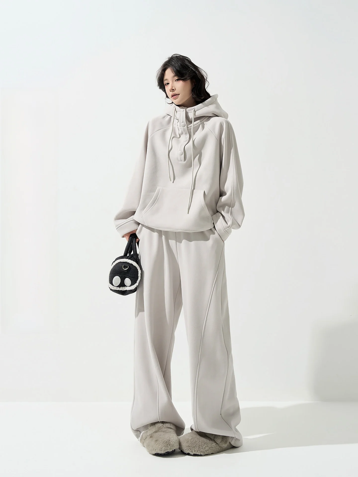 

Утепленный комплект из худи с длинными рукавами и брюк для женщин: свободный теплый топ и брюки в корейском стиле, однотонный, повседневный, уличный стиль