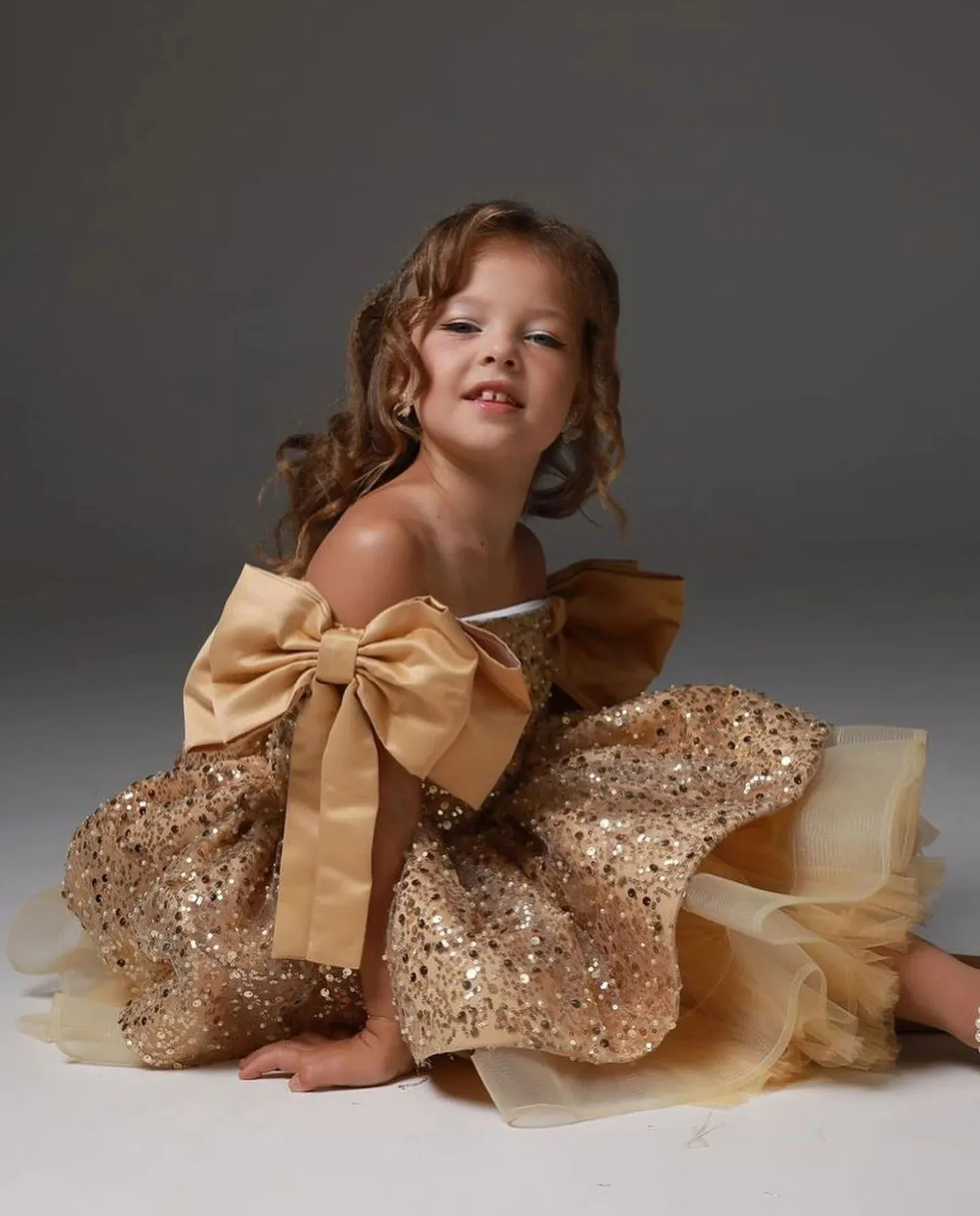 ที่กําหนดเองแชมเปญดอกไม้สําหรับงานแต่งงาน Glitter Sequins กับโบว์ Puffy ปิดไหล่เด็กวันเกิด Party Ball Gown