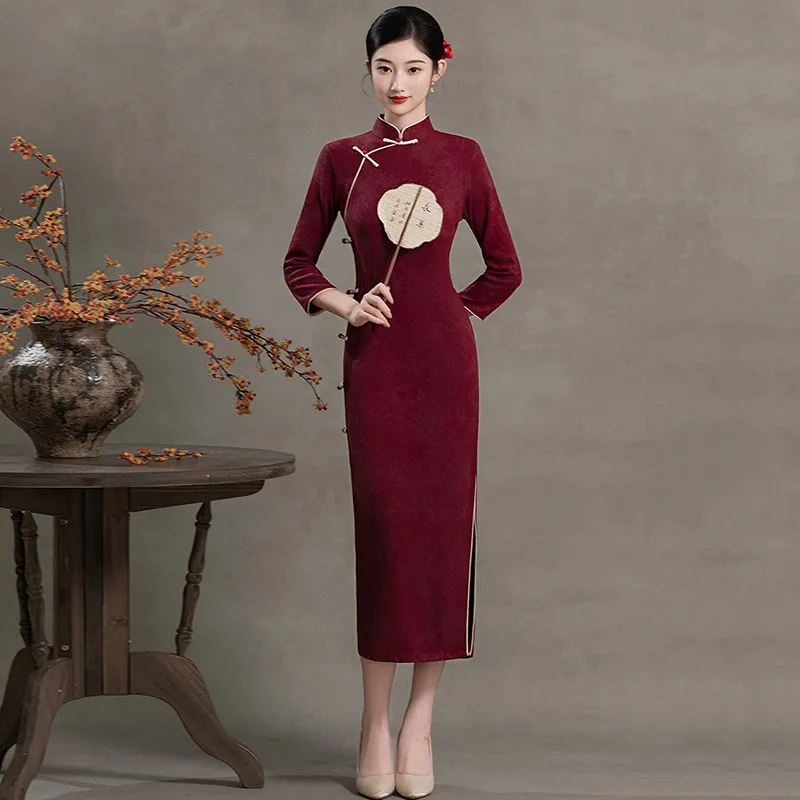 

Красный китайский стиль, осенний Cheongsam с длинными рукавами, новинка 2025 года для молодых женщин, облегающий весенний Ципао в стиле ретро