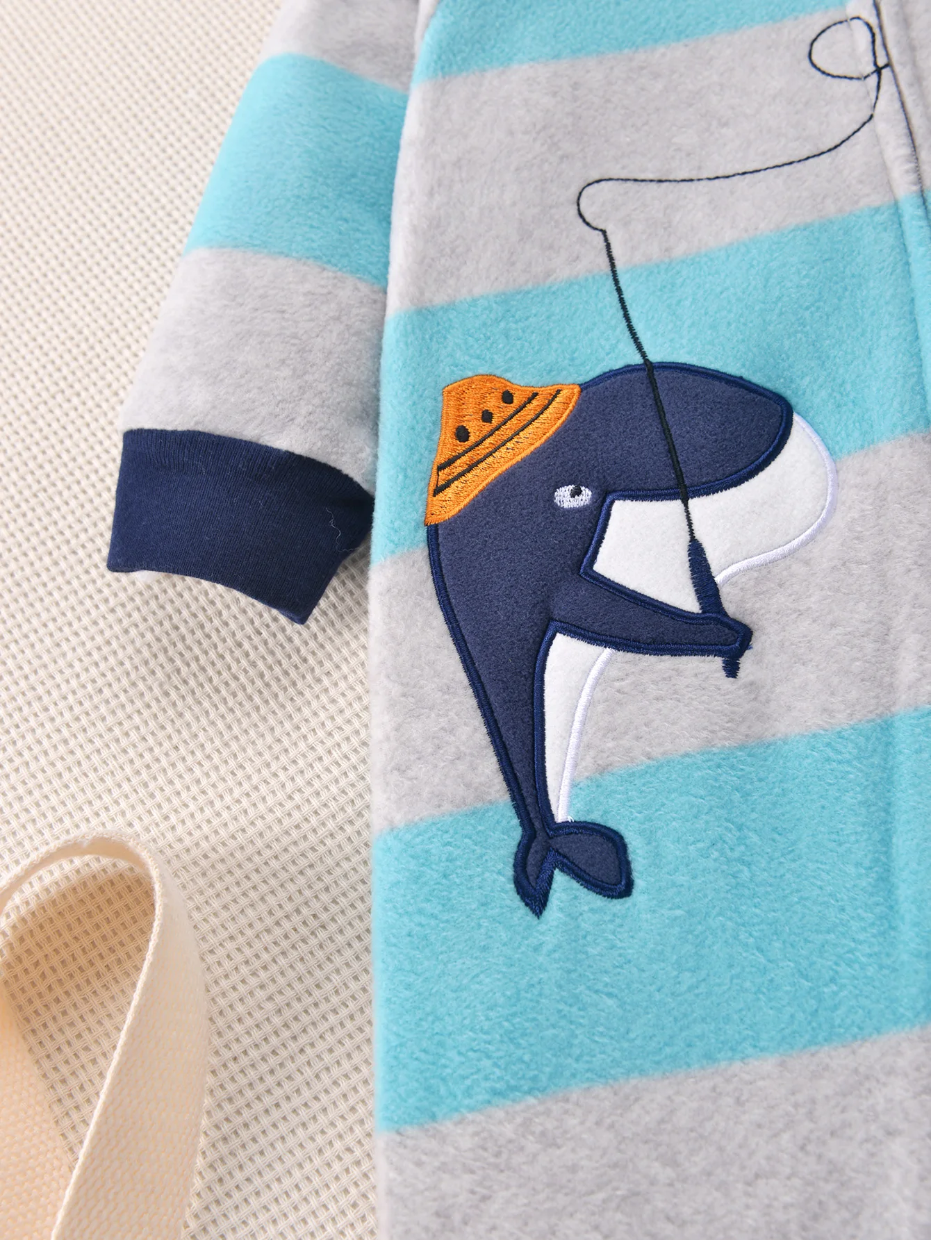 Baby-Strampler für Jungen aus Polar-Fleece mit Füßlingen, gestreift, mit Cartoon-Motiv, süßer Tierstickerei, Reißverschluss, für Herbst und Winter, warme Babykleidung, 3–9 Monate. – Detail 12