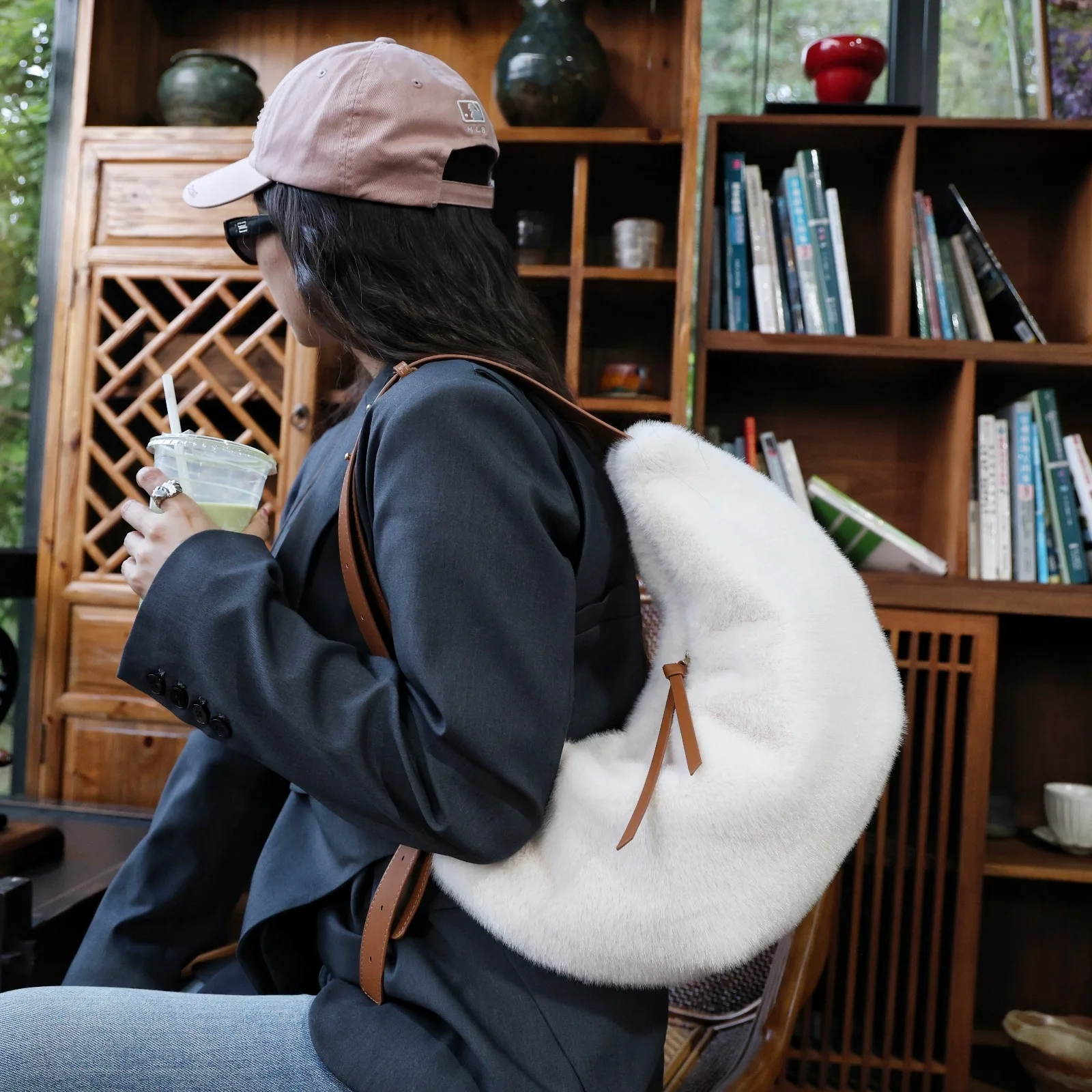 

2025 плюшевая сумка в форме полумесяца из искусственного меха норки, женская высококачественная вместительная сумка через плечо, элегантная пушистая сумка