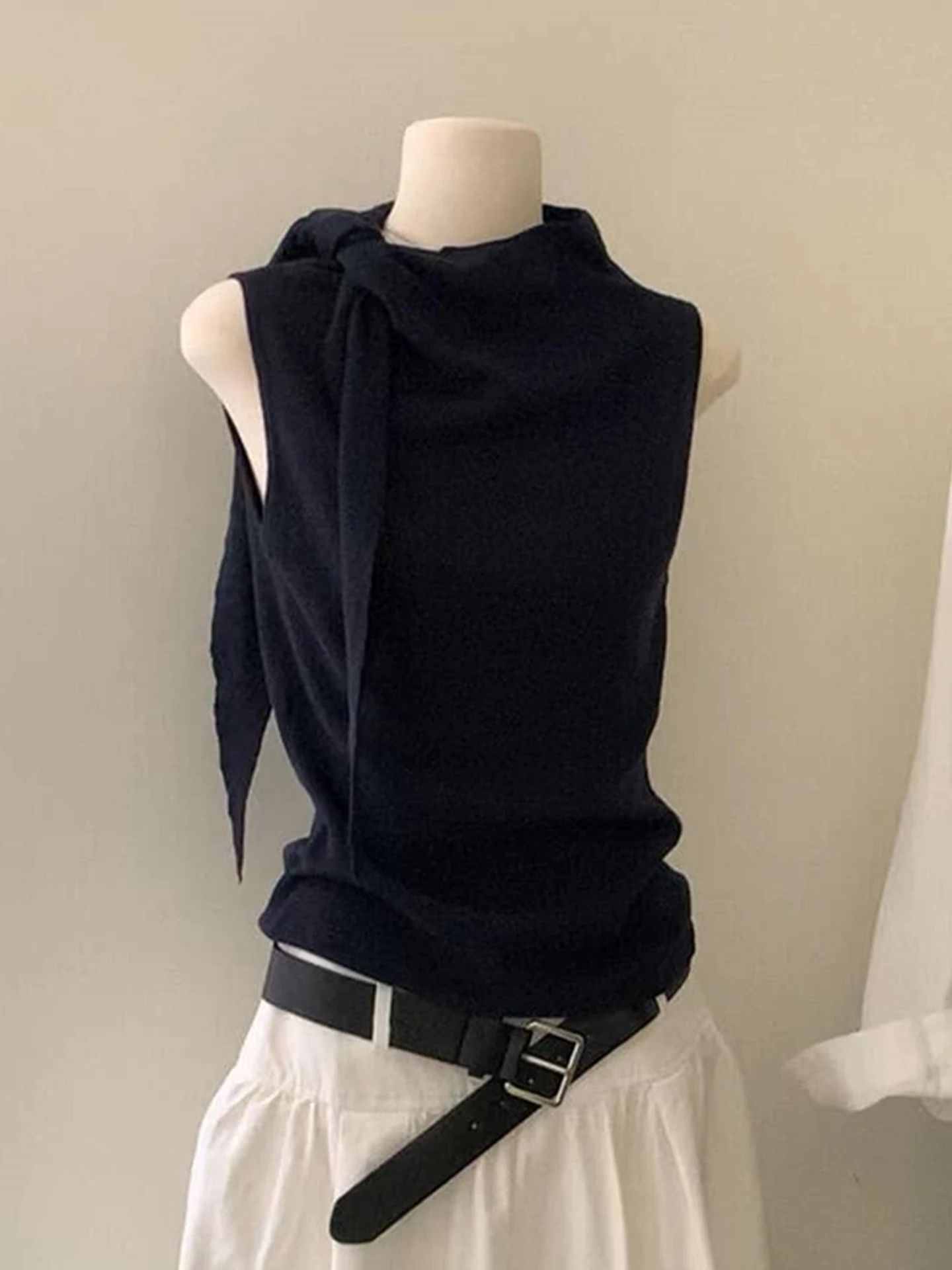 Trendy Pure Color Knitted Vest Design Summer 2026 Sleeveless Wrap around Neckline Casual Straight Cut Commute Style Women's Top