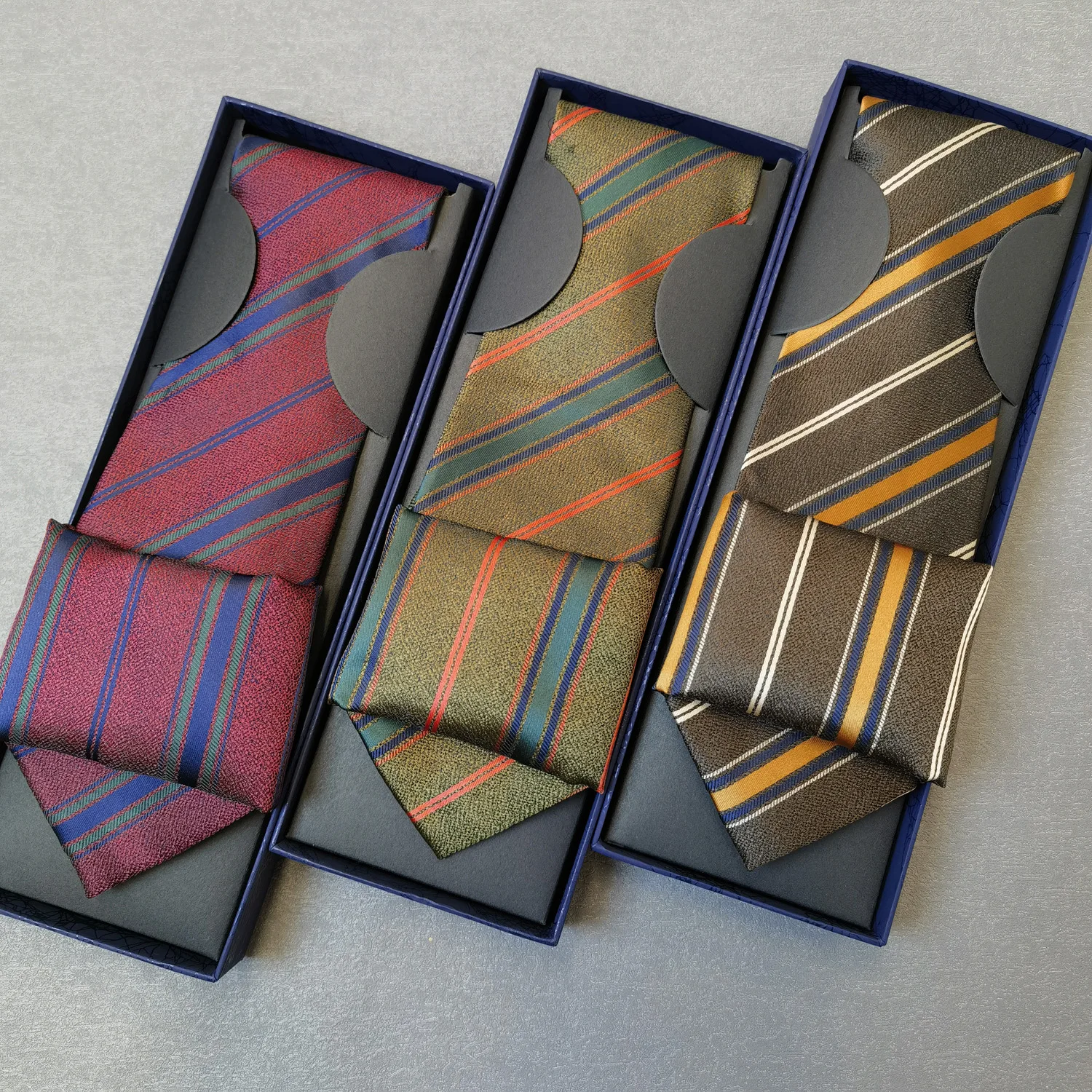 ชุดเนคไทแฟชั่นสำหรับสุภาพบุรุษรุ่นใหม่ล่าสุดปี 2025 พร้อมกล่อง ลายแจ็คการ์ดเรขาคณิตสไตล์เรโทร ลายทาง เนคไทผู้ชายสำหรับธุรกิจและงานพิธีการ