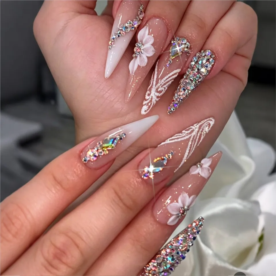 24 piezas de uñas postizas de stiletto largo brillante con diamantes, degradado blanco nude francés, cubierta completa, puntas con pedrería 2