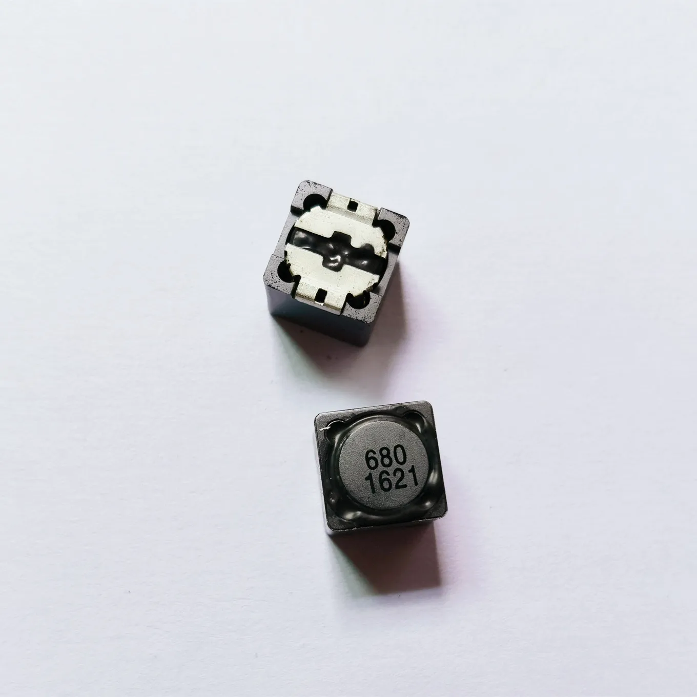 

Оригинальный новый 100% SIQ1211R-680 SMD силовой индуктор 1210-680 68UH 3A 12X12X11
