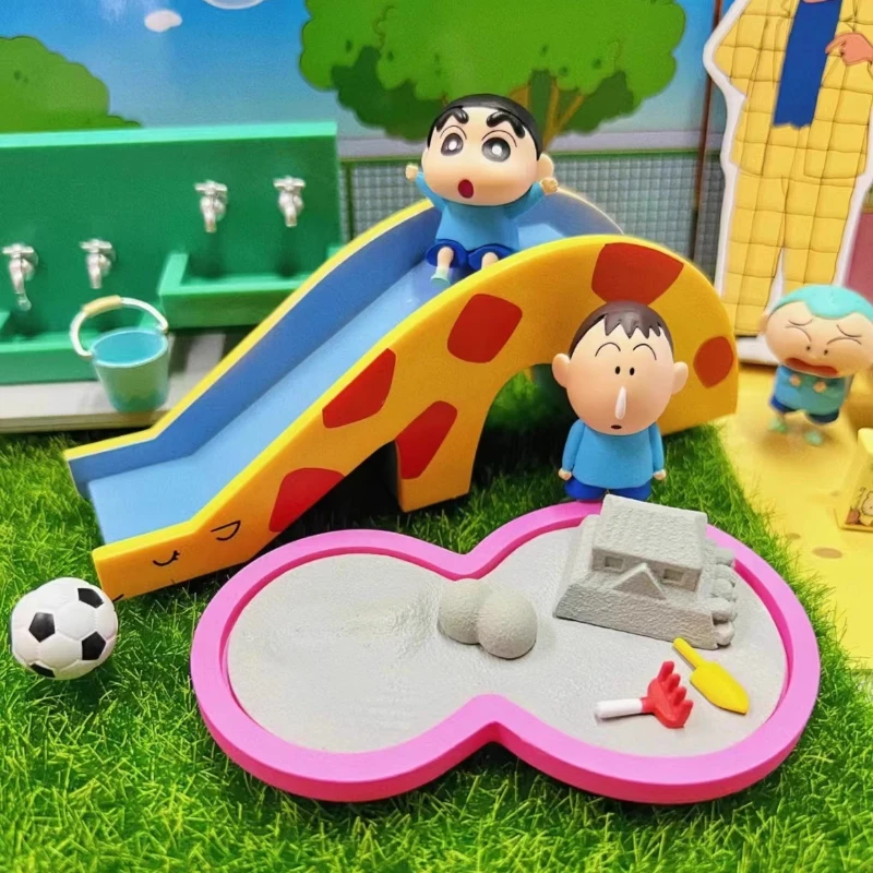 REMENT Capsule Toys Benvenuti alla scuola materna Shin-chan's con compagni di classe Tavolo da disegno con diapositive Sabbia Scena in miniatura Scatola cieca