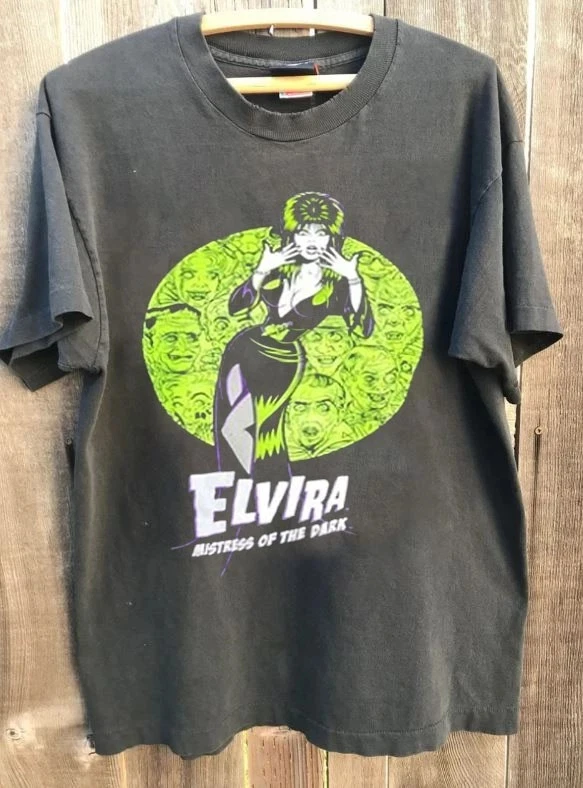 Camiseta unisex de manga corta de color carbón de la película Elvira Mistress of The Dark