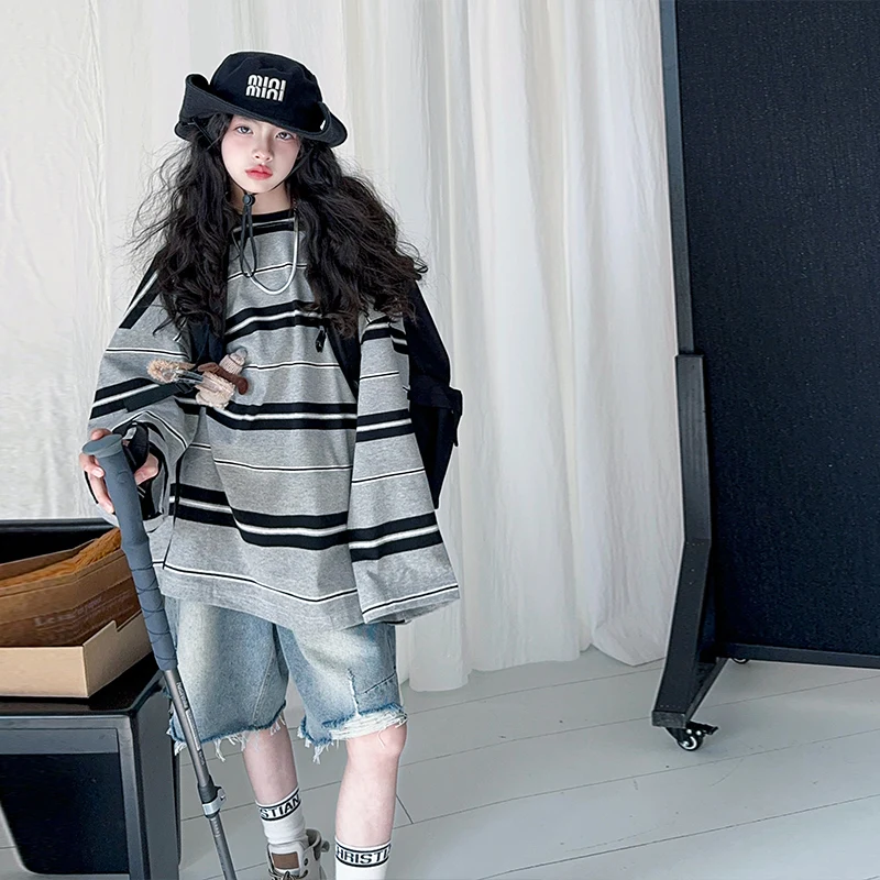 

Girls 2-Piece Clothes Set Streetwear Style Outfit with Short Sleeves And Shorts Set Daily Loose Korean Style Suit for Ages 6-14Y