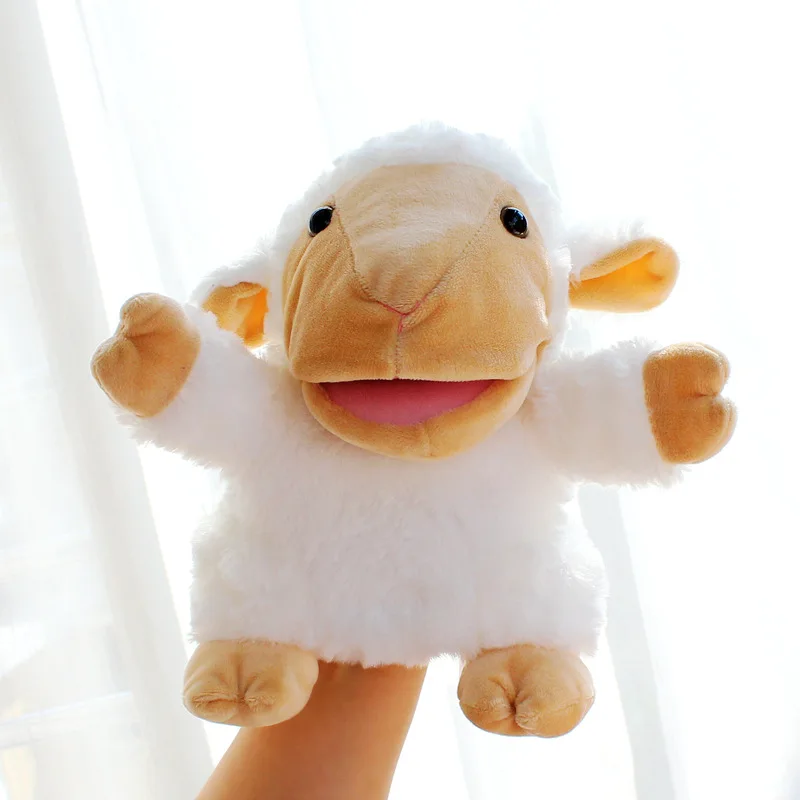 Ovelha feliz branca do fantoche da mão do animal da fazenda com brinquedo de pelúcia recheado da boca aberta para o miúdo