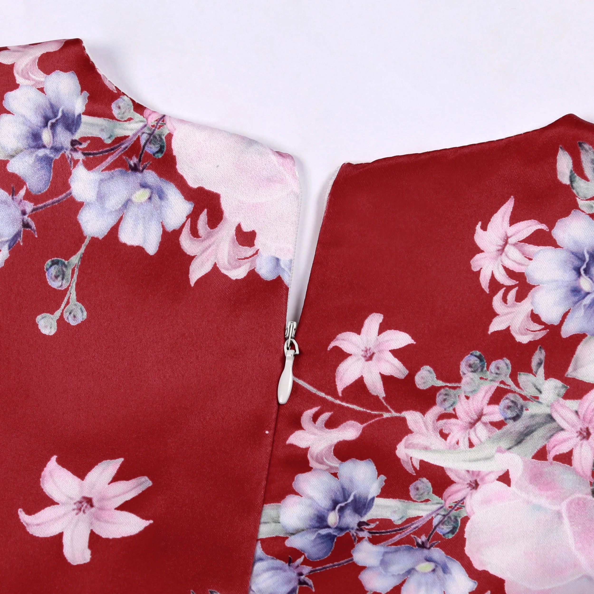 El rendimiento del piano rojo presenta trajes formales, trajes de fiesta y vestidos de boda para niña de las flores.