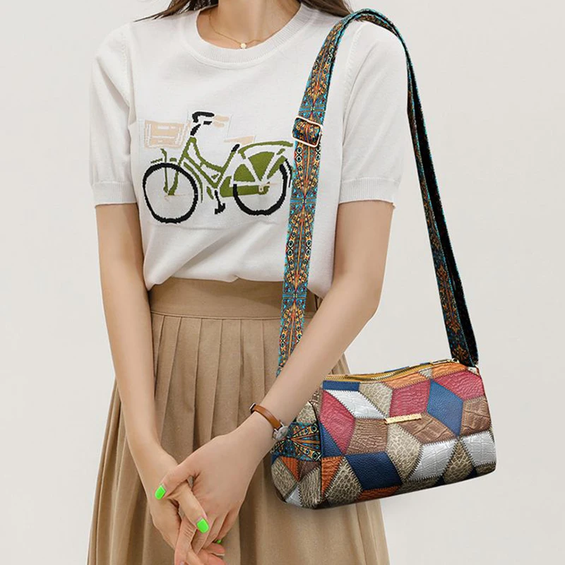 يتميز تصميم حزام الكتف لهذا حقيبة كروس مستطيلة ذات لون محايد على طراز عرقي مميز. #6