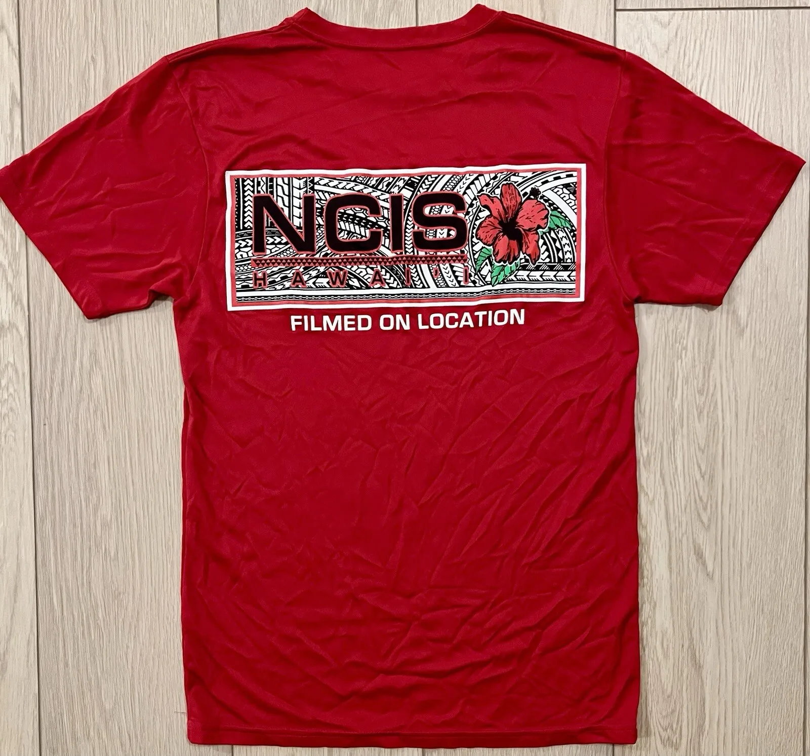 Camiseta del equipo de rodaje de NCIS Hawaii, talla pequeña, color rojo hibisco, serie de televisión