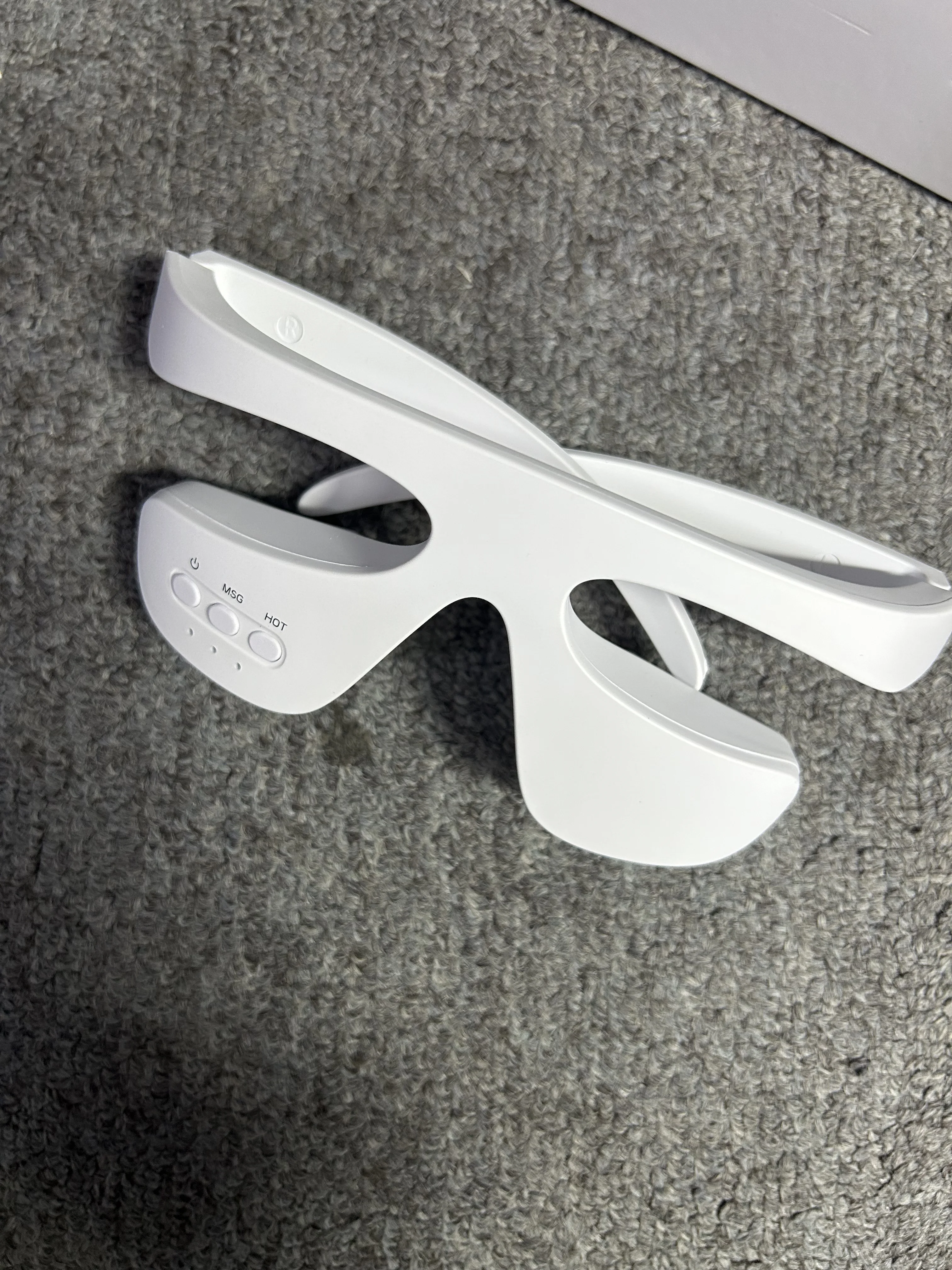 アイマッサージャー 3D アイズ リラックス マッサージャー 赤色光 ダークサークルを軽減 平滑な目元の細かい線 アイケア 目の疲労を軽減するマッサージャー