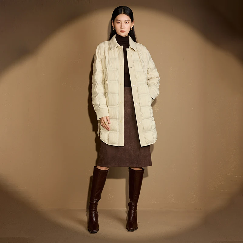 Un piumino da donna di media lunghezza di un marchio internazionale con colletto POLO, con coste corte e sottili per il calore invernale