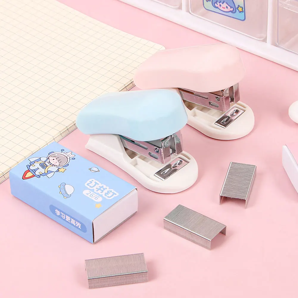 ミニホッチキスセット 学生向けステープル付き 簡単で人間工学に基づいたホッチキス 家庭/オフィス用
