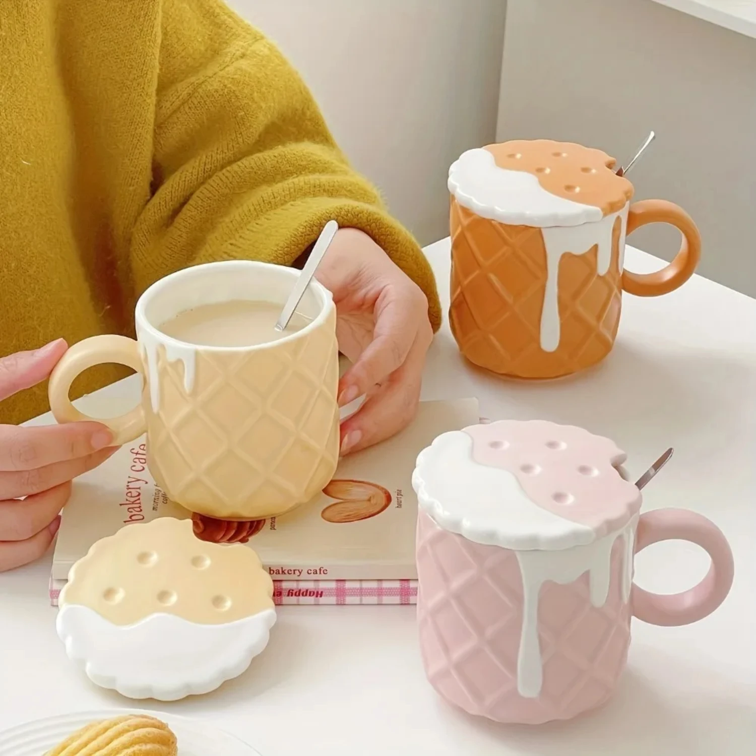 

1pc Biscuit Pattern Coffee Mug With Lid And Spoon 14.2oz Ceramic Coffee Cups Cute Kawaii Water Cup Summer Winter Drinkware Gifts