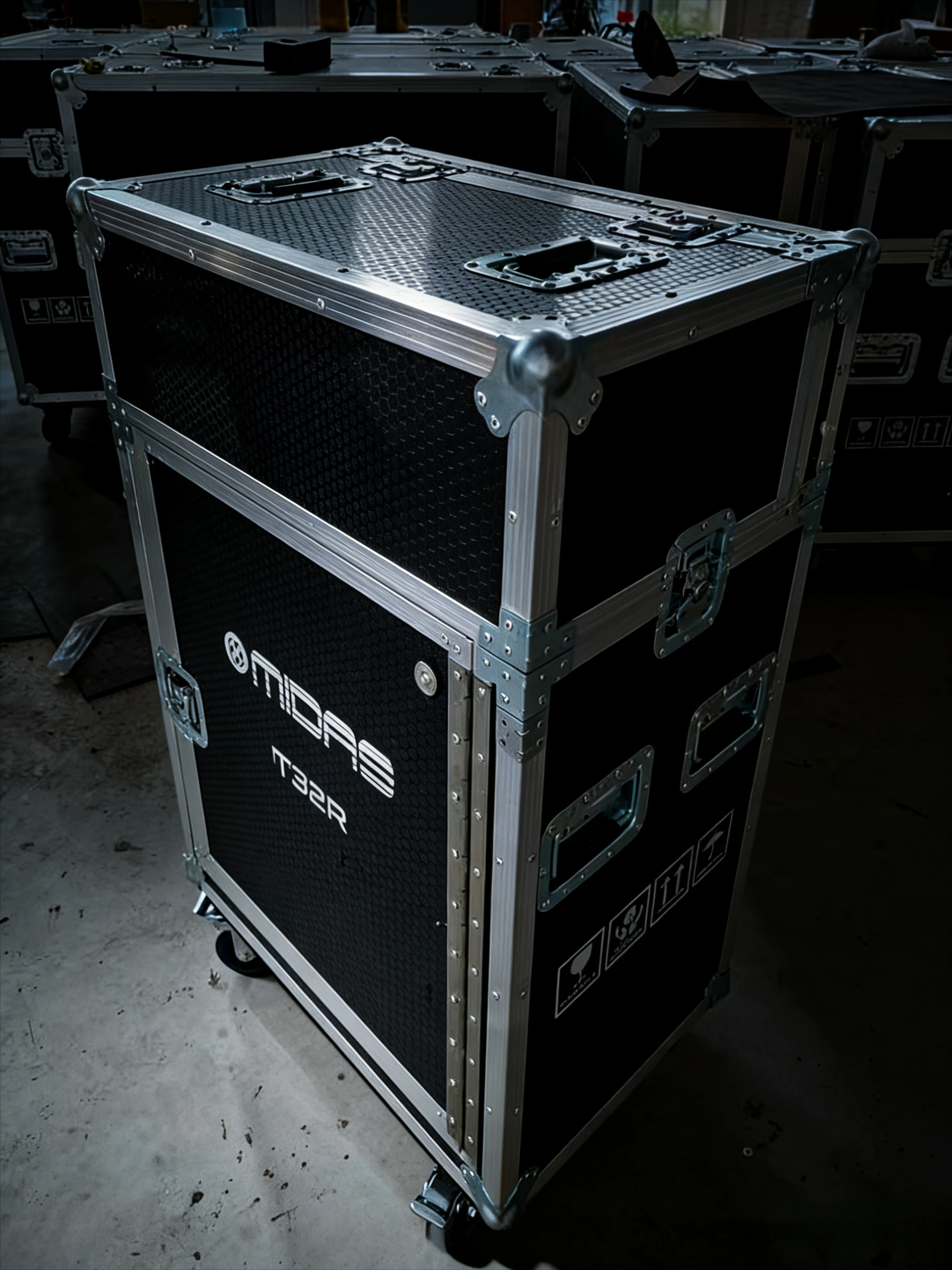 Customized for M32R Flight Case Flight Hydraulic Flip DJ Road Case For Midas M32R Mixer