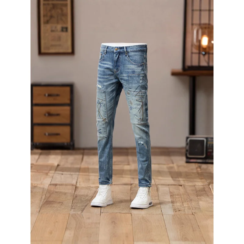 กางเกงยีนส์สีน้ำเงินวินเทจปี 2025 สำหรับผู้ชาย แบรนด์ทันสมัย ปักลาย แต่งขาด ดีไซน์แบบปะติด สไตล์เรโทร ทรงเข้ารูป ทรงสกินนี่