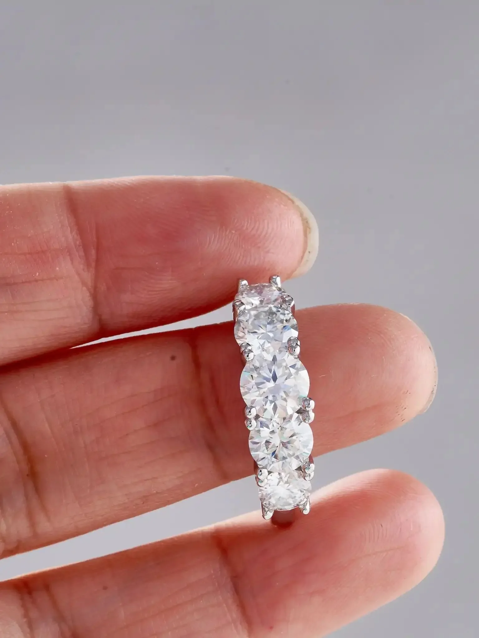18k Vergoldete 3,6CT Moissanit-Ringe für Damen, 5 Steine Funkelnder Diamant-Ehering, S925 Sterling Silber Schmuck Geschenk – Detail 3