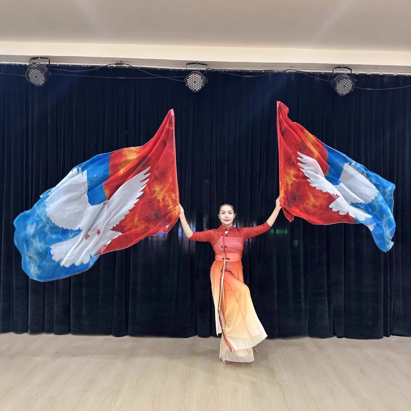 Nuevos accesorios de danza con bandera de gasa, bandera de alabanza, paloma blanca de la paz creativa, ropa de actuación de gasa, decoración trasera