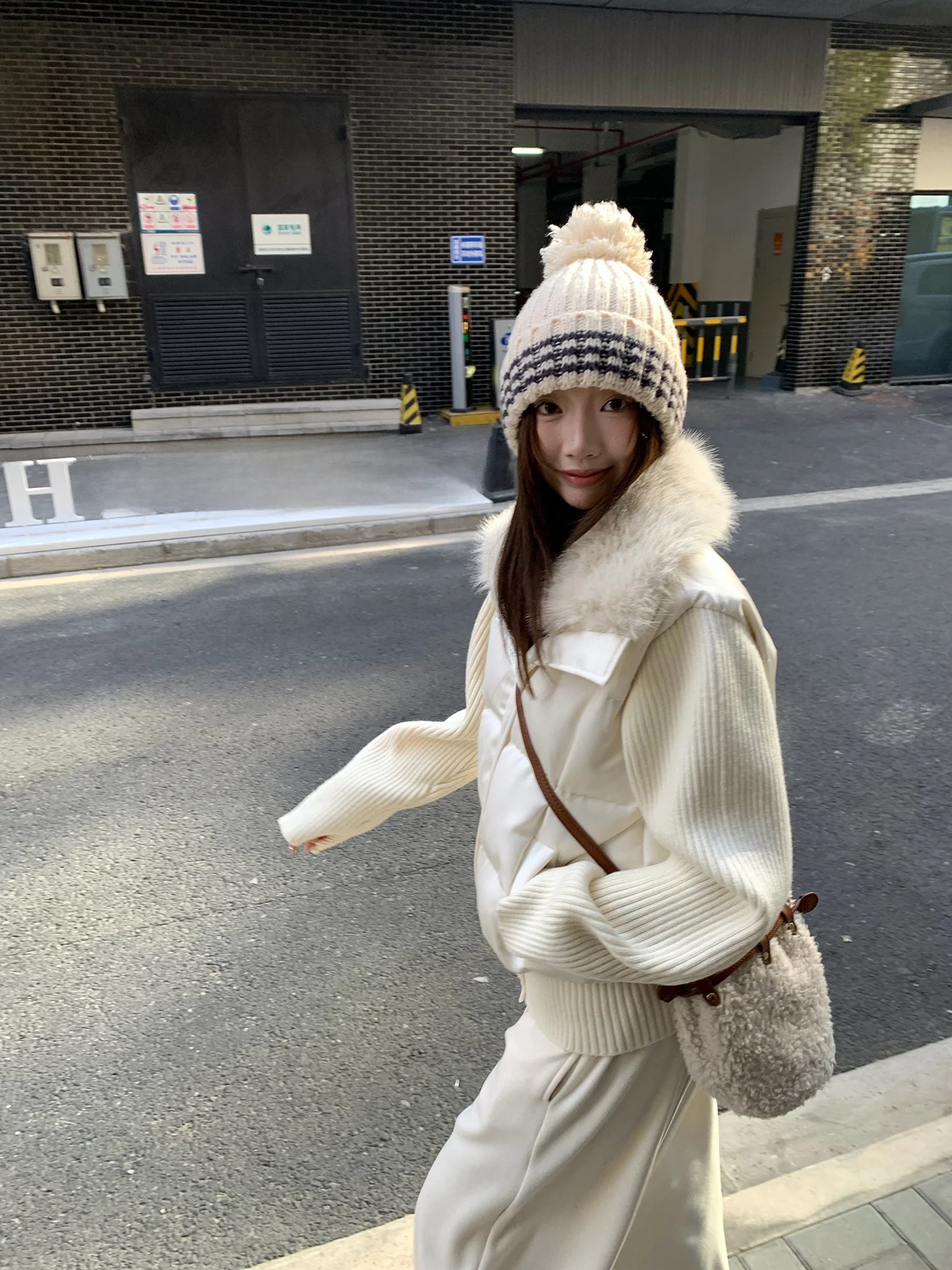 

Теплая приталенная белая женская куртка-пуховик с меховым воротником и вязаными вставками в корейском стиле для повседневной носки