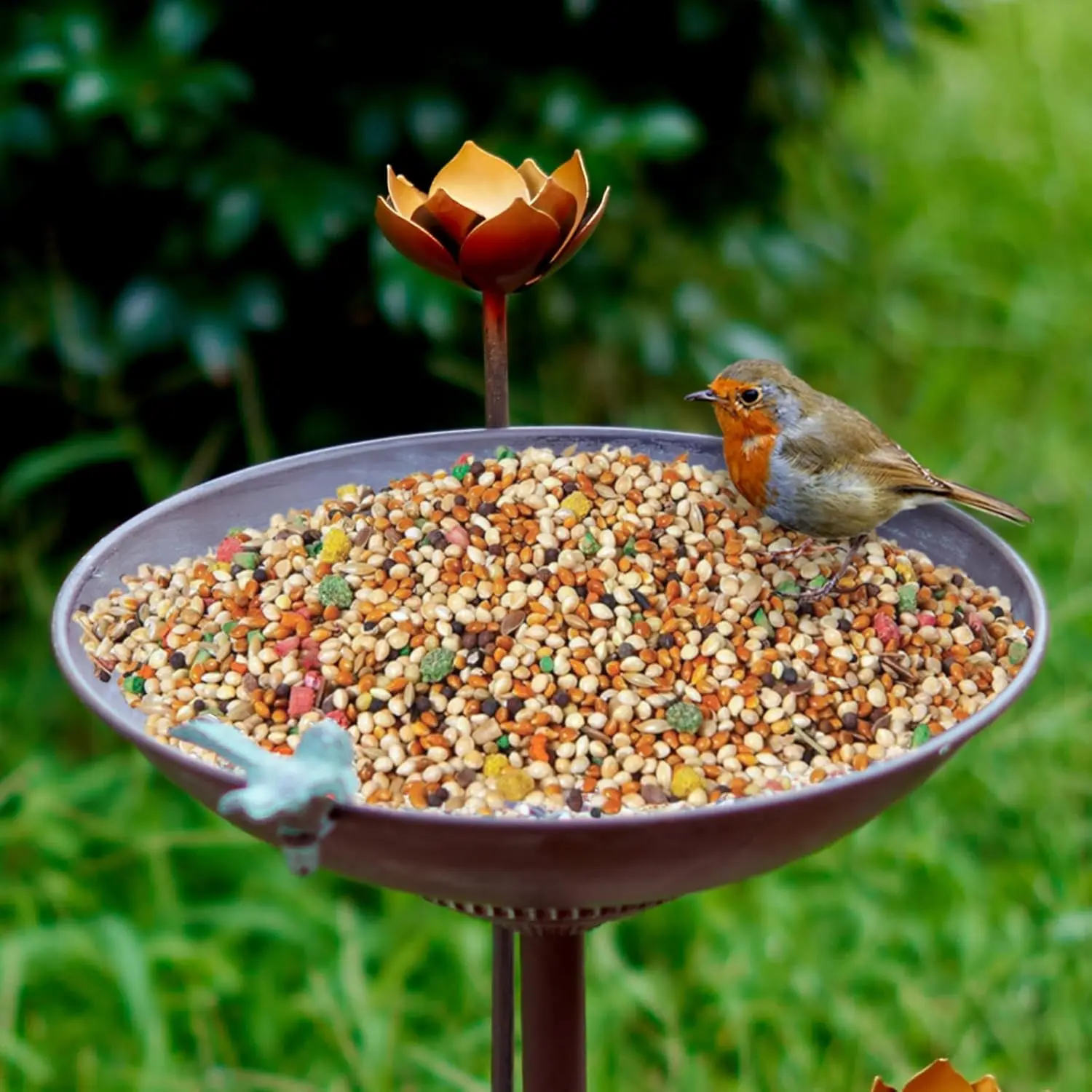 حمام الطيور بقاعدة من الحديد الزهر العتيق للحديقة، ديكورات للباحة الخارجية بتصميم عتيق