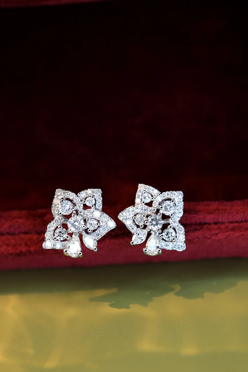 LUOWEND 100% 18K White Gold Earrings Elegant Flower Shape 0.70carat Real Natural Diamond Stud Earrings for Women Fine Jewelry