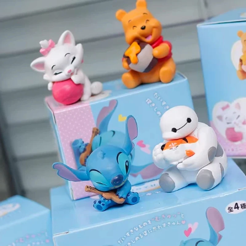 

В наличии: Новая плюшевая игрушка-обнимашка в виде мультяшного желтого медведя с вышивкой, коробка-сюрприз, милая настольная декорация, праздничный подарок