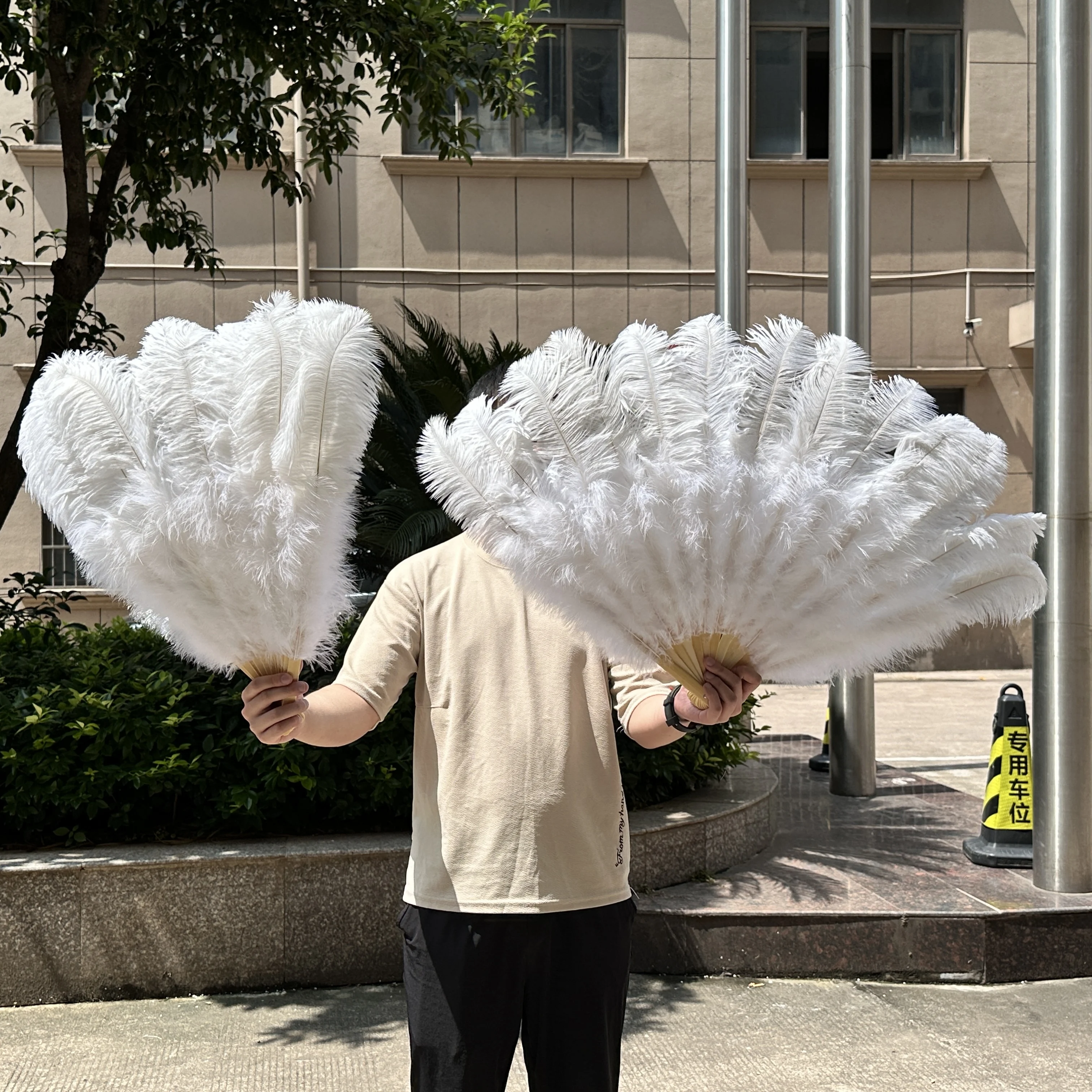 

Customized 13 Bone Fluffy White Ostrich Feathers Fan for Wedding Party Carnival Dance Show Decoration Natural Ostrich Plumes Fan