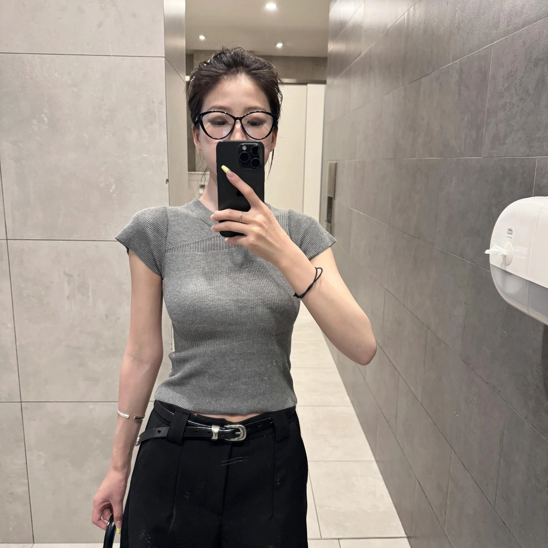 محبوك رمادي الكتف قصيرة الأكمام تي شيرت للنساء الصيف تصميم جديد الإحساس فتاة حار نمط صغير الجوف خارج البنطال القصير #5