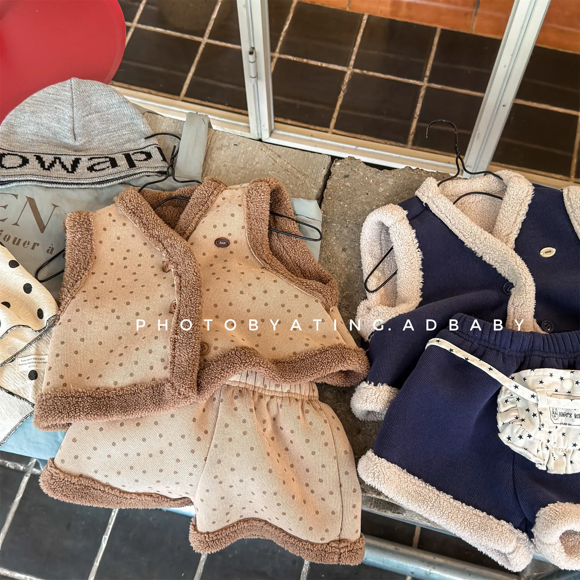 

2025 Новый зимний комплект теплой детской одежды, жилет из флиса ягненка для девочек + шорты, комплект из 2 предметов, модная бархатная плотная одежда для маленьких девочек