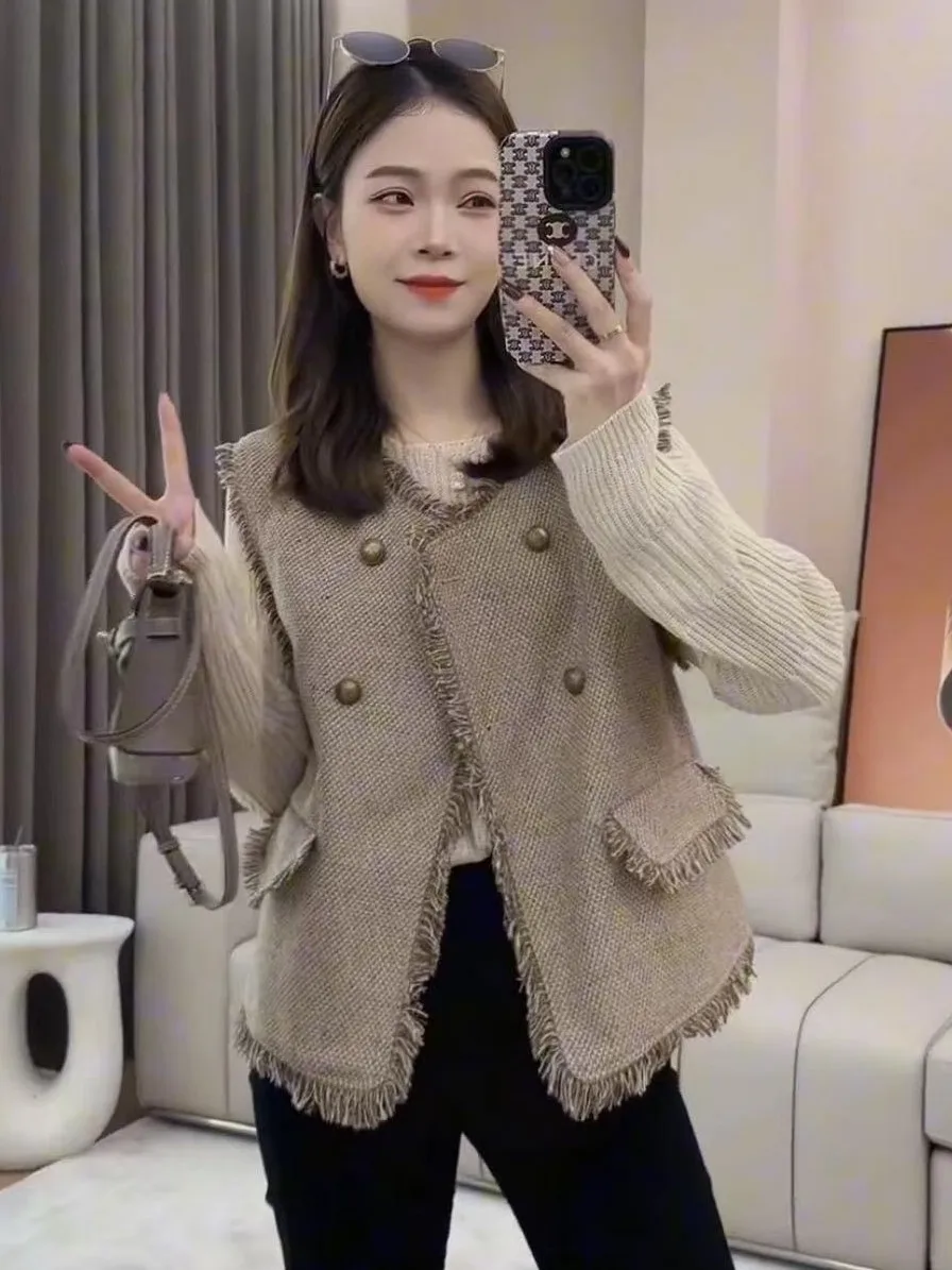 

Женский жилет в осеннем стиле 2023: модный твидовый топ с V-образным вырезом, бахромой и карманами, стандартная длина, для повседневной носки