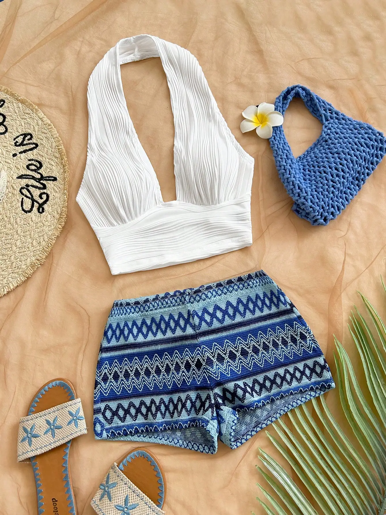 

Богемный комплект: топ-халтер и шорты с узором для летнего пляжного отдыха