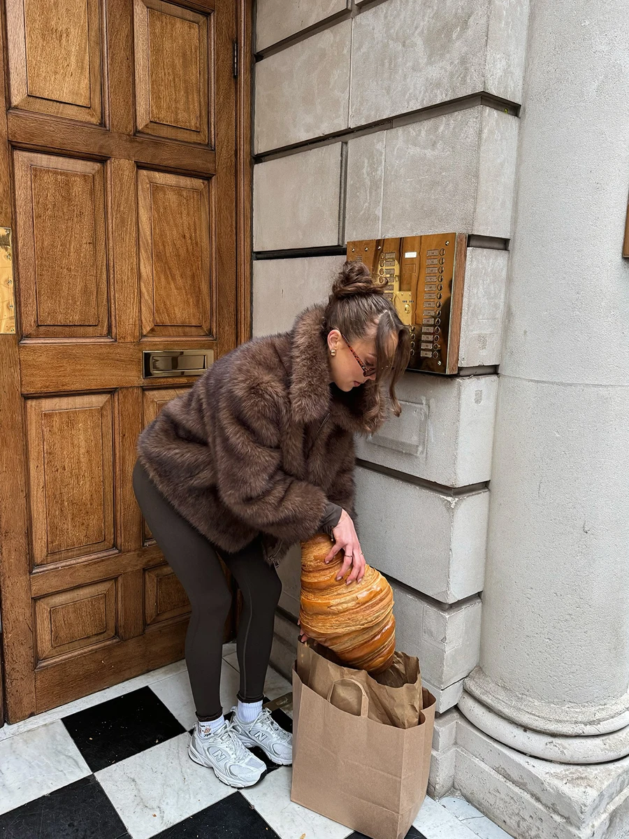 Jaqueta de pele sintética de dia da semana, casaco curto com gola, roupas de inverno femininas, casaco midi gradiente marrom, roupa externa felpuda e deslumbrante