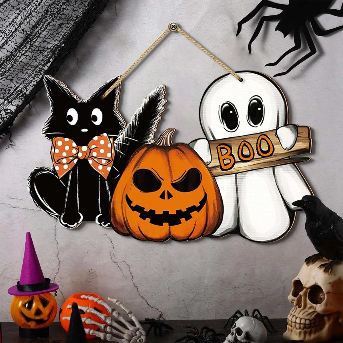 ديكور معلق على الحائط الخشبي للهالوين - قطة سوداء، يقطين وشبح مع علامة "بو"