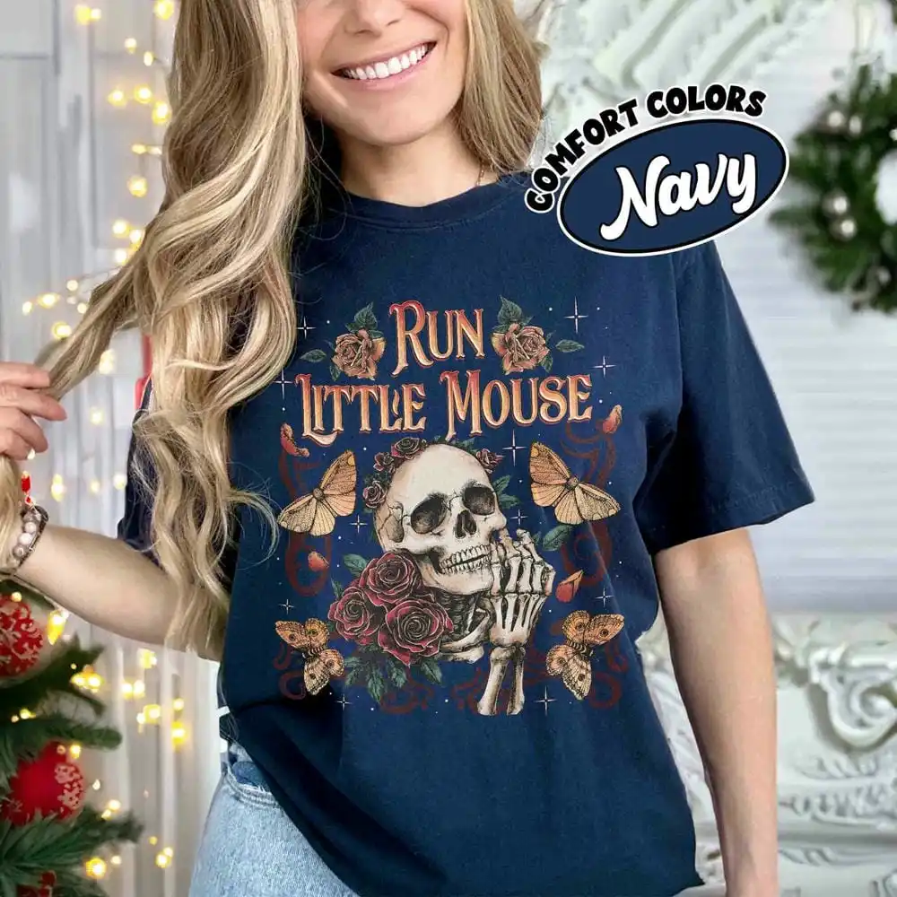 Run Little Mouse Comfort Rose Skeleton Unisex Top Dark Romance Book Lover ของขวัญ Vintage Dark Academia Bookish เสื้อ Streetwear