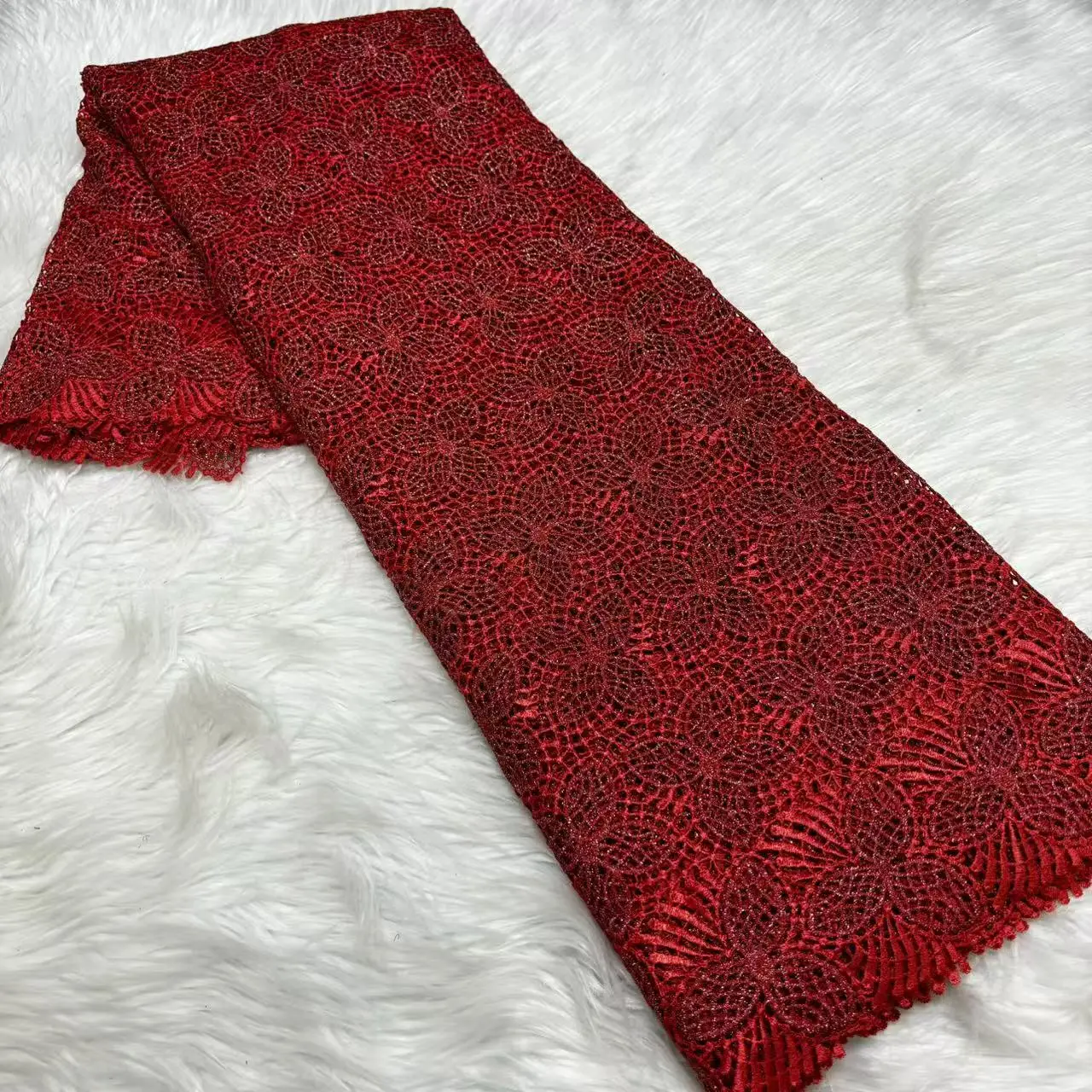 dentelle-guipure-brodee-francaise-tissu-africain-blanc-document-uni-avec-charbon-5-yards