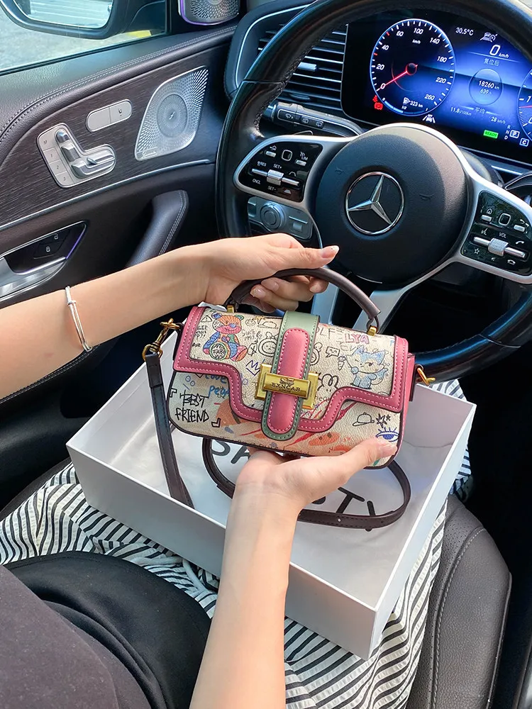 

Винтажная и роскошная квадратная сумка-клатч с модным мультяшным граффити и премиальной кожей, новая трендовая женская сумка через плечо 2026 года