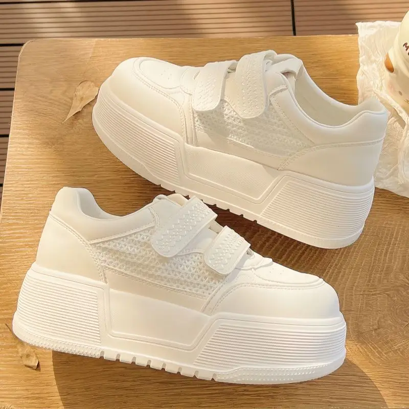 2026 Neue Trendige Klettverschluss-Plateauschuhe Lässige Pendler-Skate-Sneaker Atmungsaktives Mesh Weiße Dicke Sohle