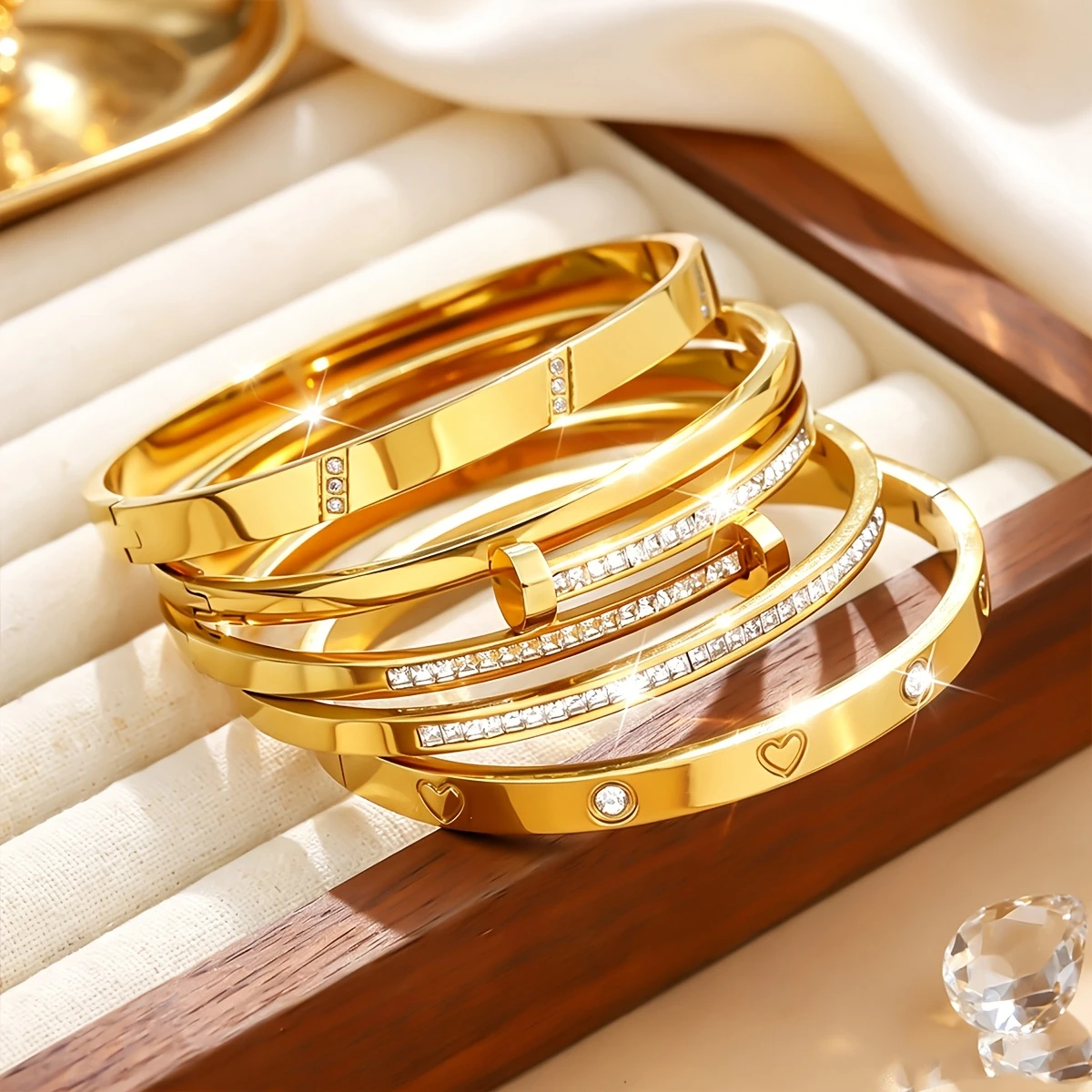 5 Pieces of Women's Fashionable 18K Gold-Plated Stainless Steel Heart Bracelets, Hypoallergenic, Waterproof, Non-Fading, Suitable for Women and Girls to Wear at Daily Gatherings, Also Can Be Used as a Mother's Day Gift